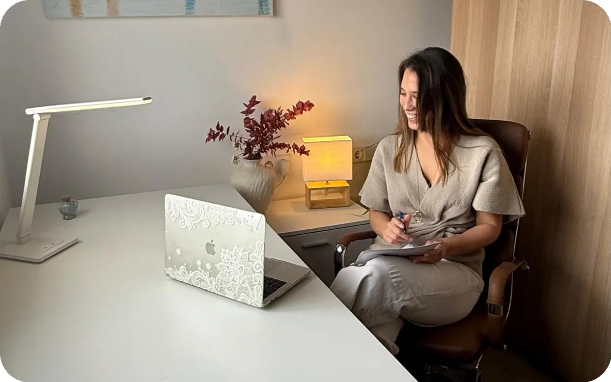 Carla Zaplana en una sesión online desde su consulta